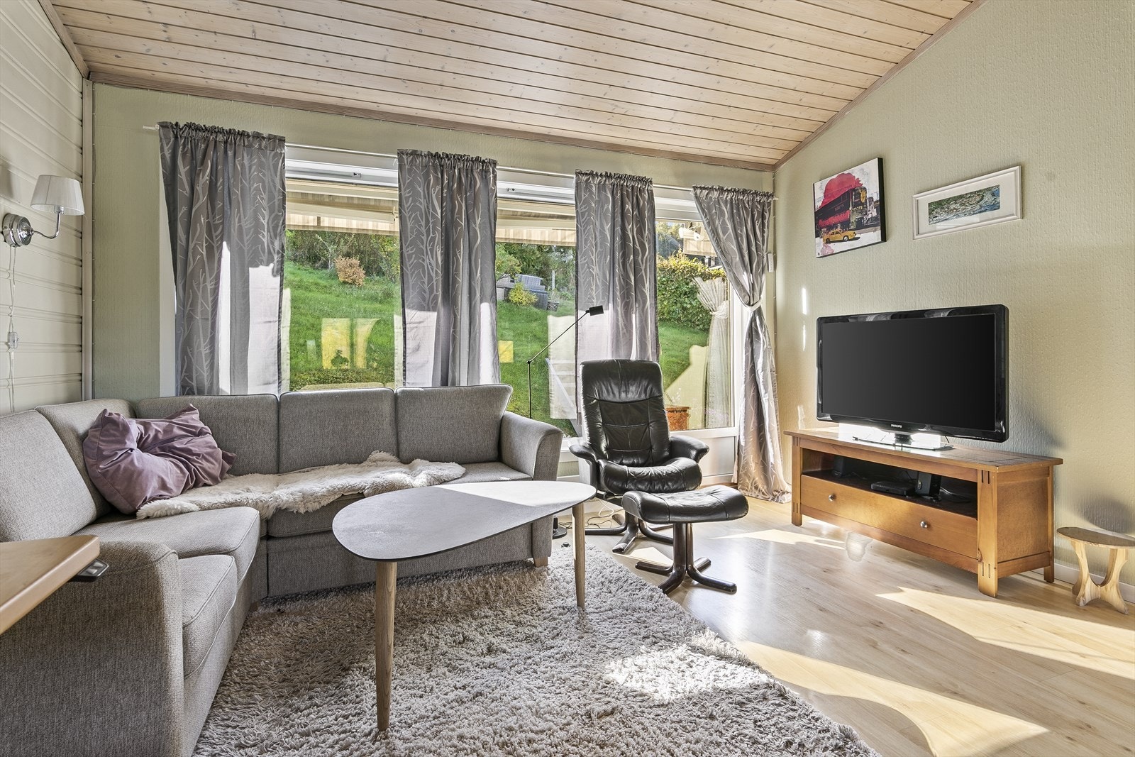 Stuen er lys med store vinduer som slipper inn godt med naturlig lys. Galleribilde