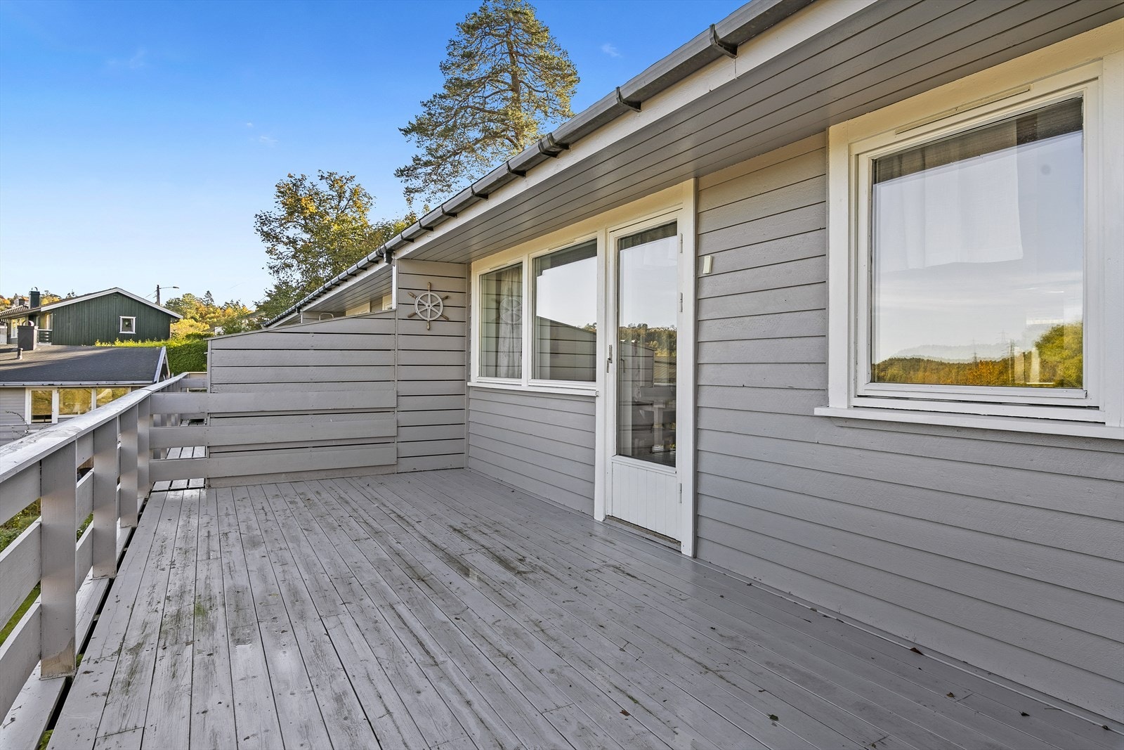 Fra spisestuen er det utgang til veranda. Galleribilde