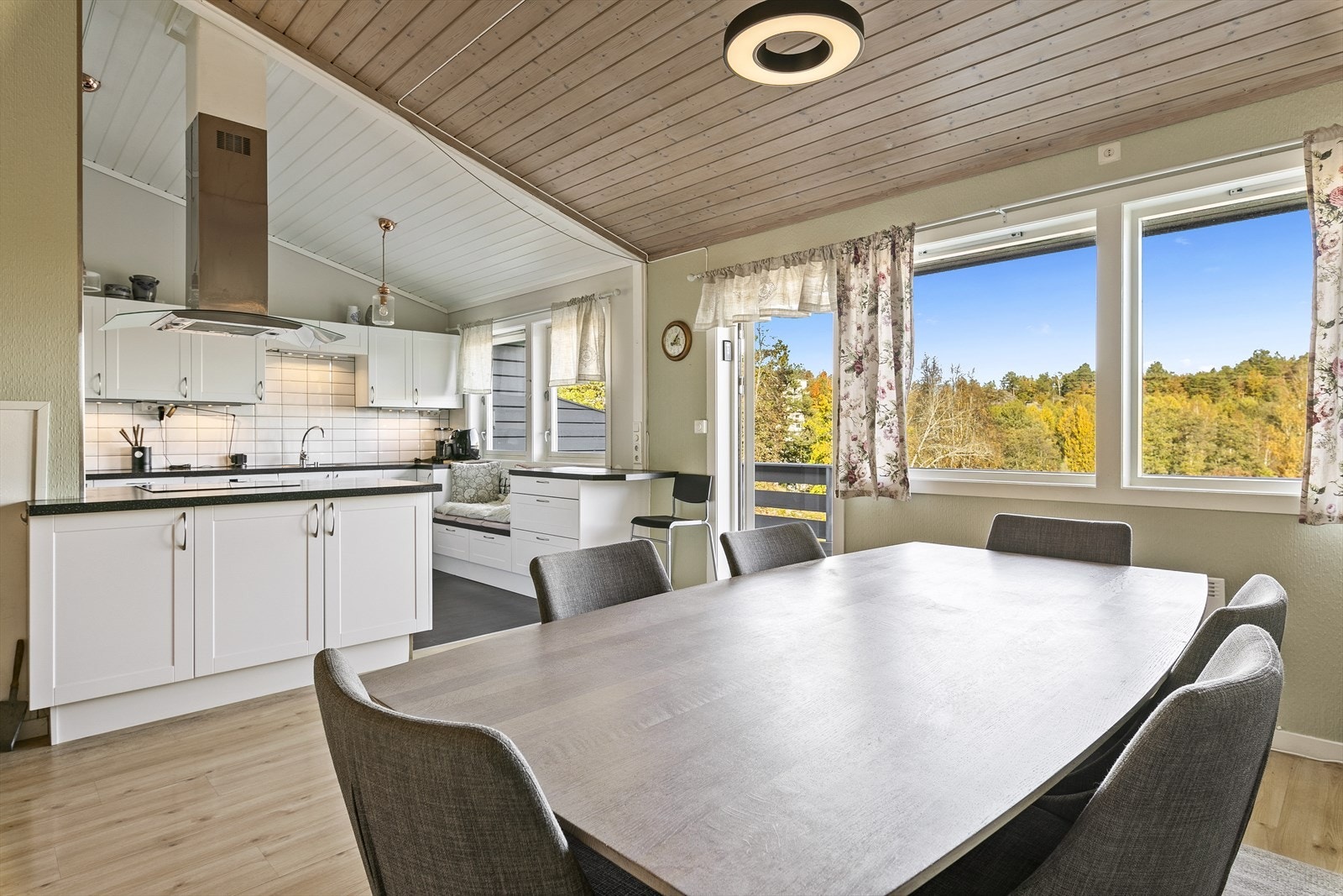Kjøkkenet har innredning fra Nettoline med integrerte hvitevarer fra Gorenje. Galleribilde