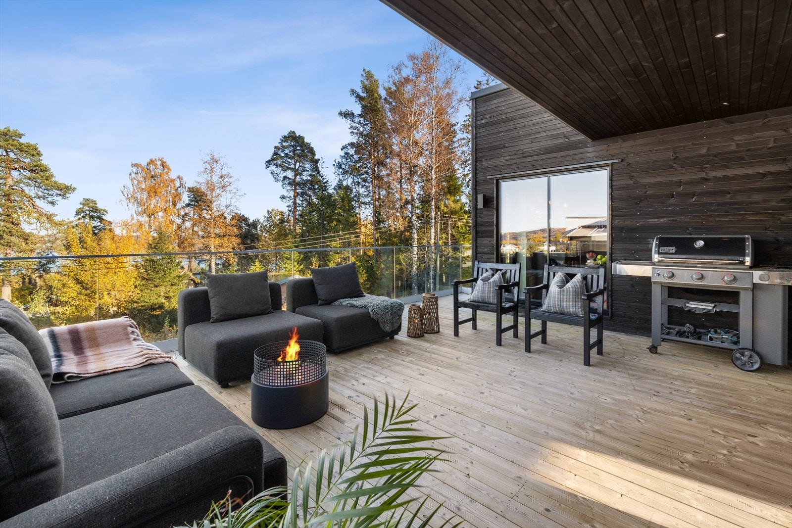 Balkongen er romslig, og det er god plass til diverse utemøblement, grill og beplantning. Galleribilde