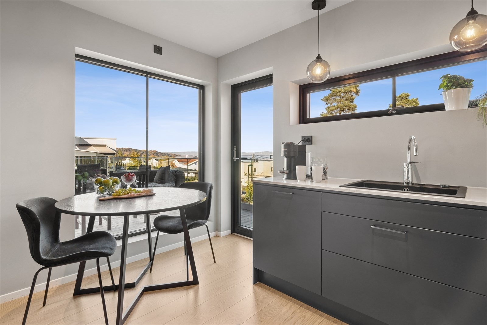 Kjøkken med store vindusflater, samt utgang til utsiktsbalkong Galleribilde