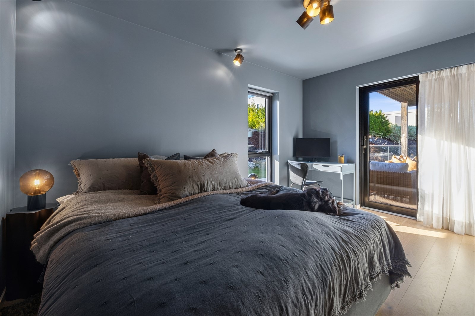 Soverom i 2.etasje gir en god romfølelse med utgang til terrassen. Galleribilde