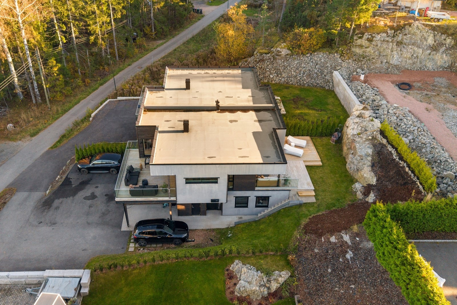 Solrike uteplasser på begge sider av boligen. Galleribilde