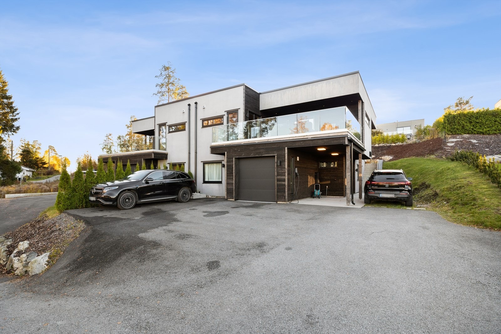 Asfaltert innkjørsel med gode parkeringsmuligheter. Det er parkering i garasje m/ elbil-lader, og i carport. Galleribilde