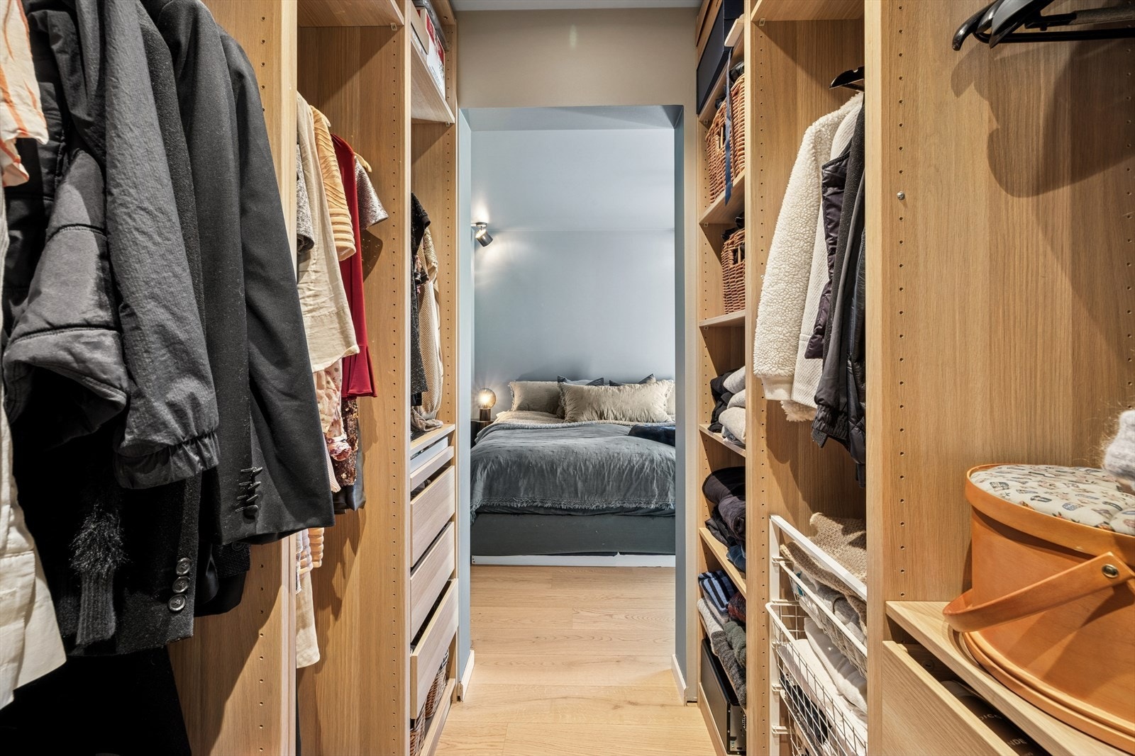 Omkledningsrom med adkomst fra soverom. Galleribilde