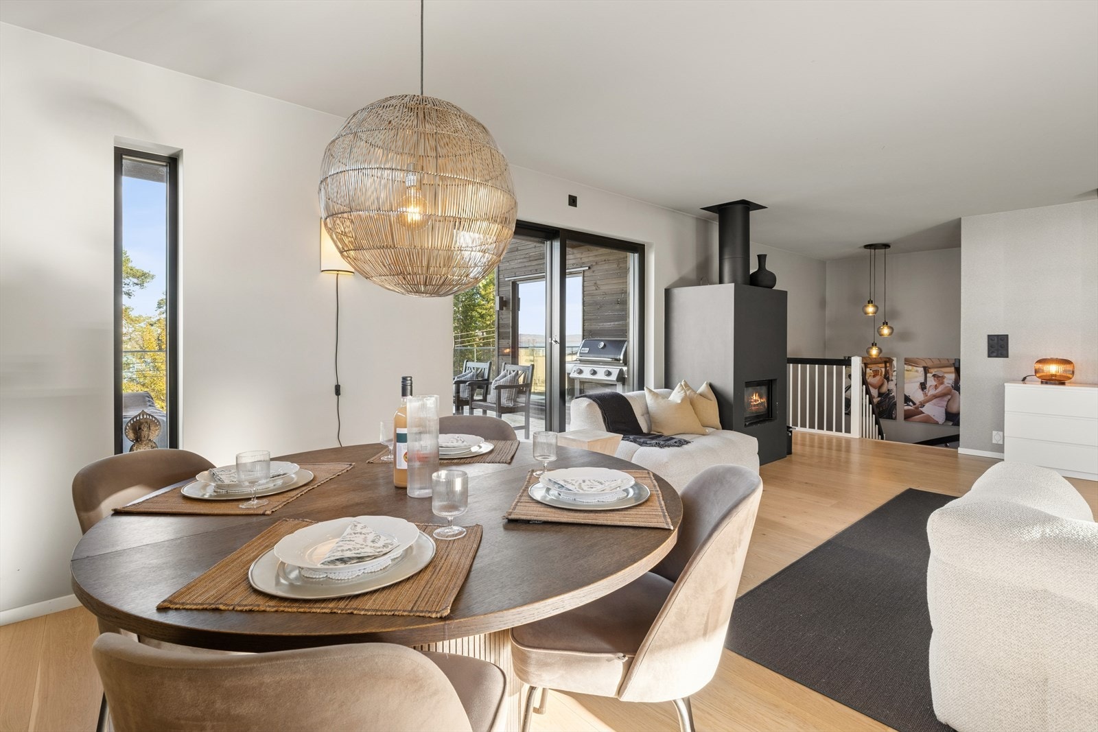 Den gode utformingen av stuen gir flere muligheter for møblering av spiseplass og stue. Galleribilde