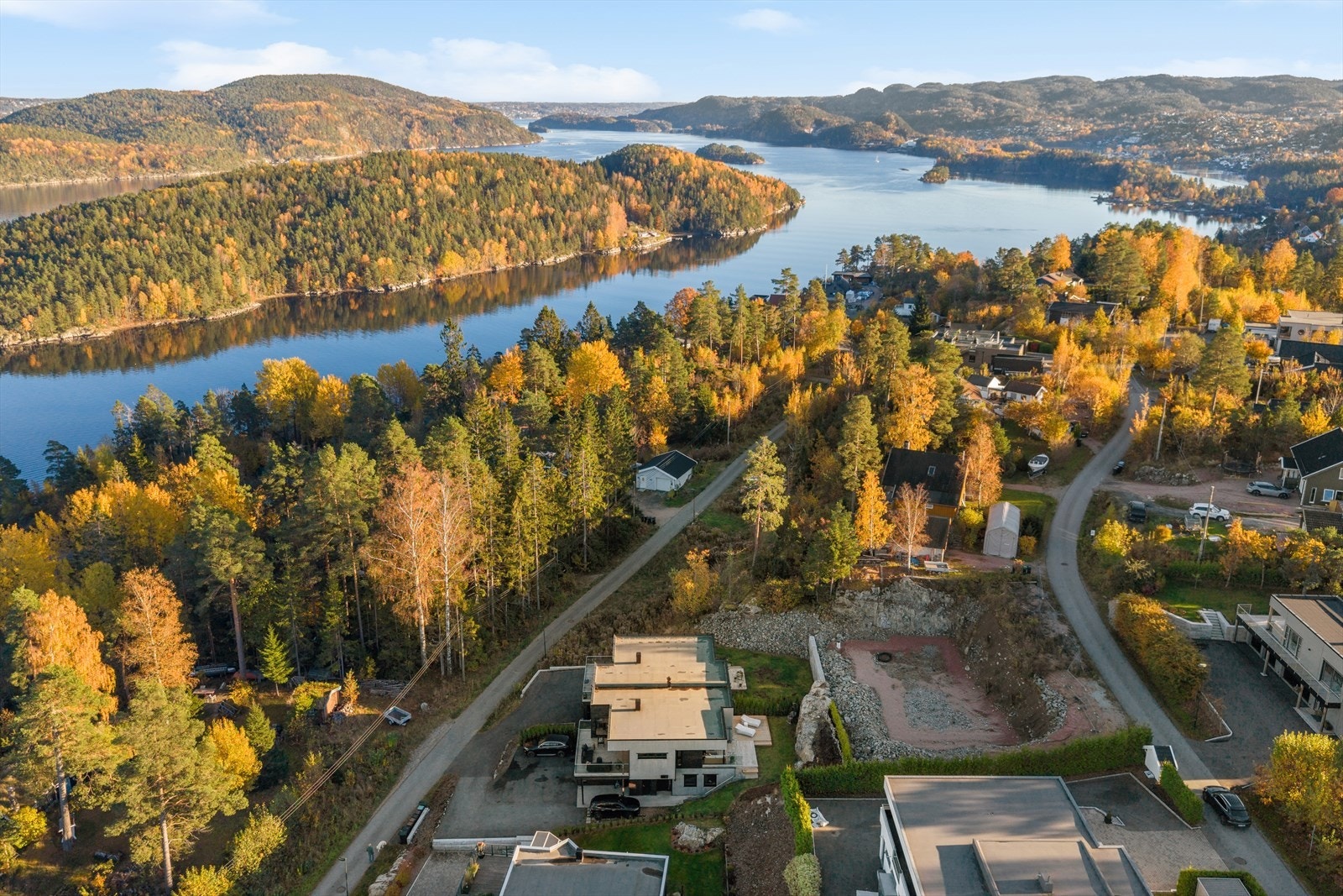 Åros er kjent for den korte veien til sjøen og flotte turmuligheter langs kyststien. Galleribilde