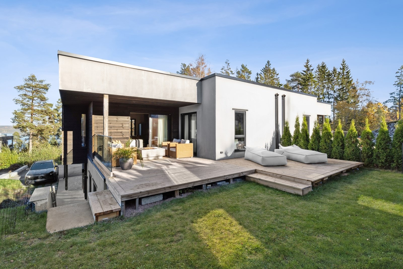 Solrik og usjenert uteplass med muligheter for spisegruppe, solsenger mm. Galleribilde