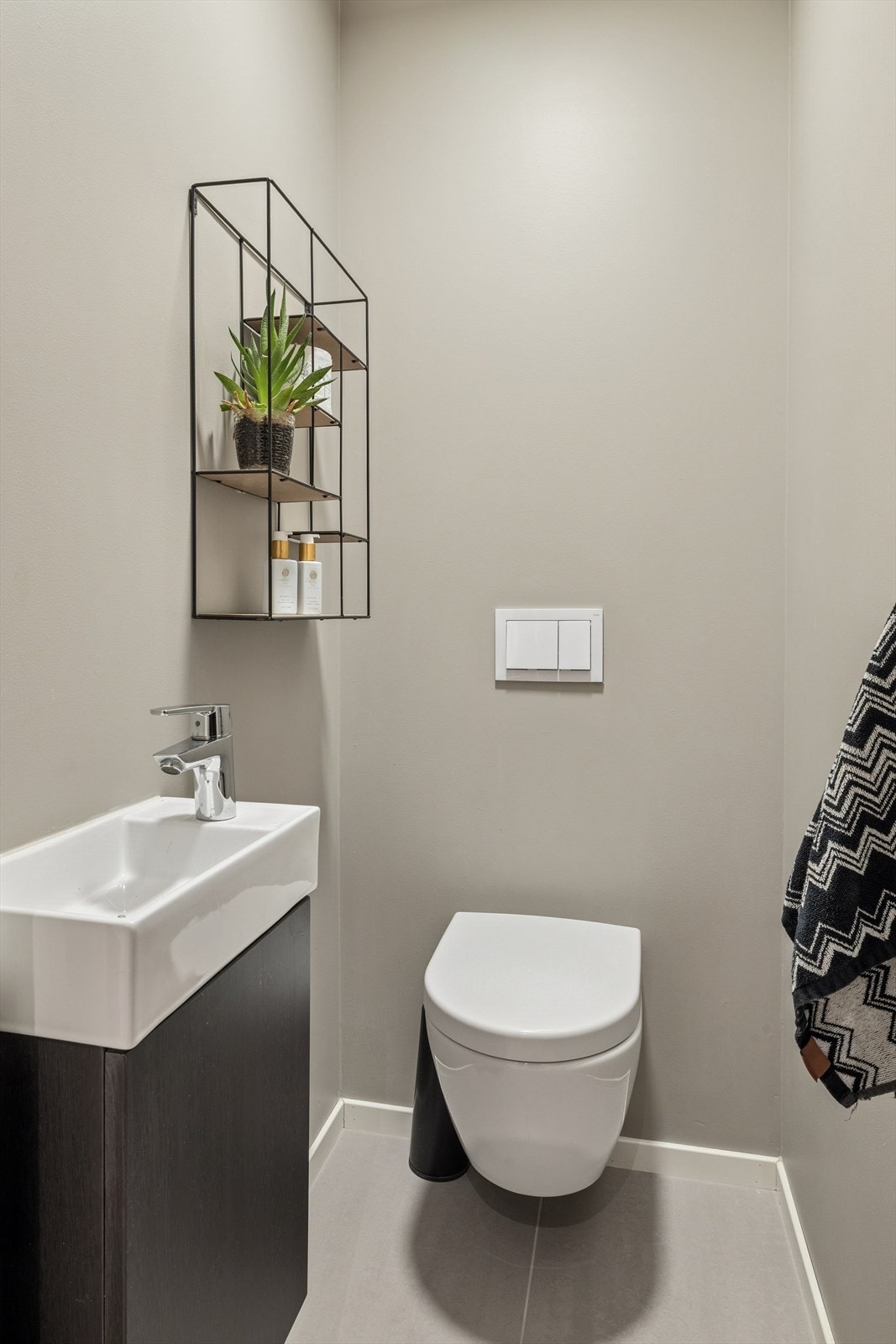 Praktisk gjestetoalett med vegghengt toalett og servant. Galleribilde