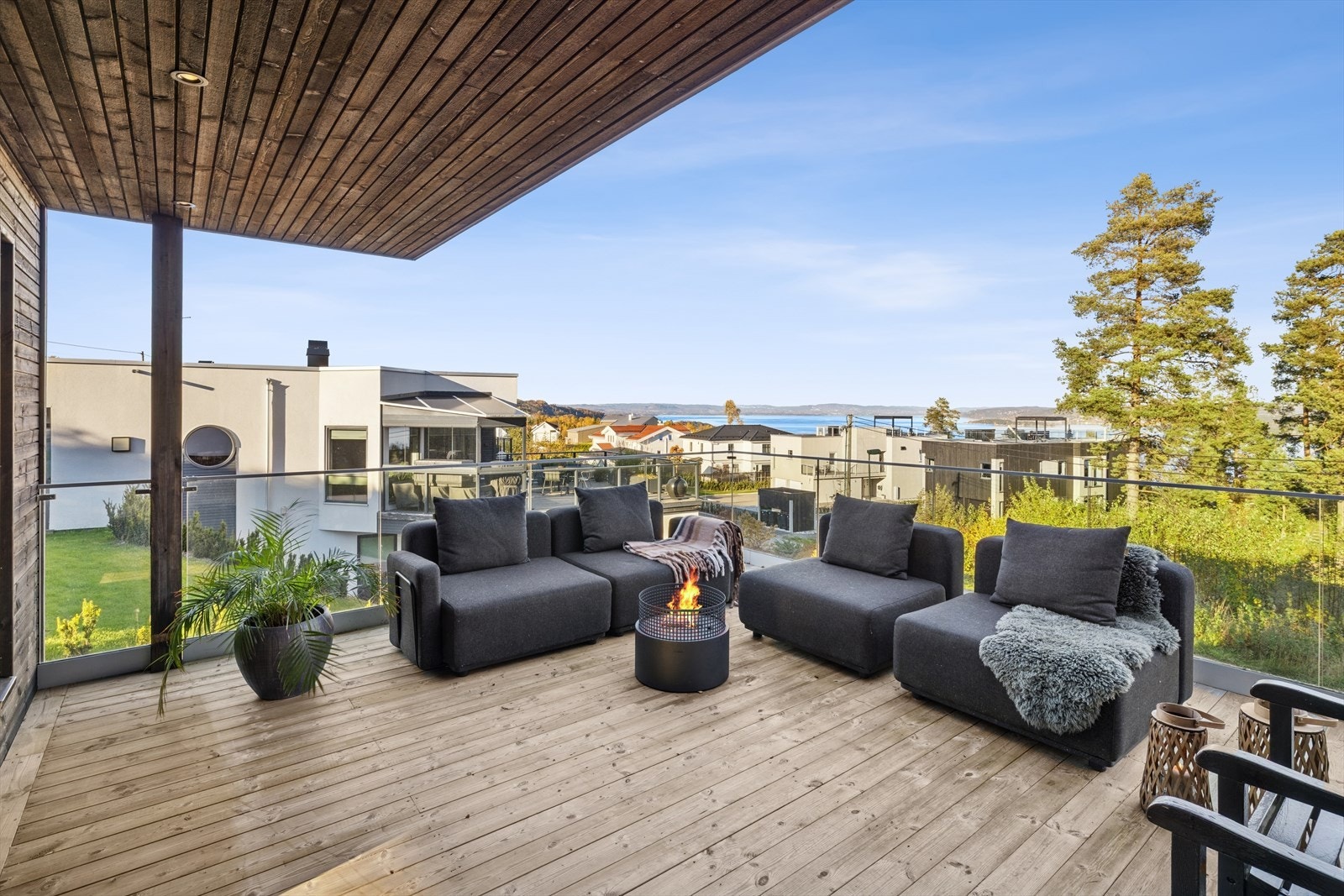 Nordøstvendt balkong på 22 kvm med glassrekkverk - Her kan nydelig utsikt over Oslofjorden nytes i godt lag. Galleribilde