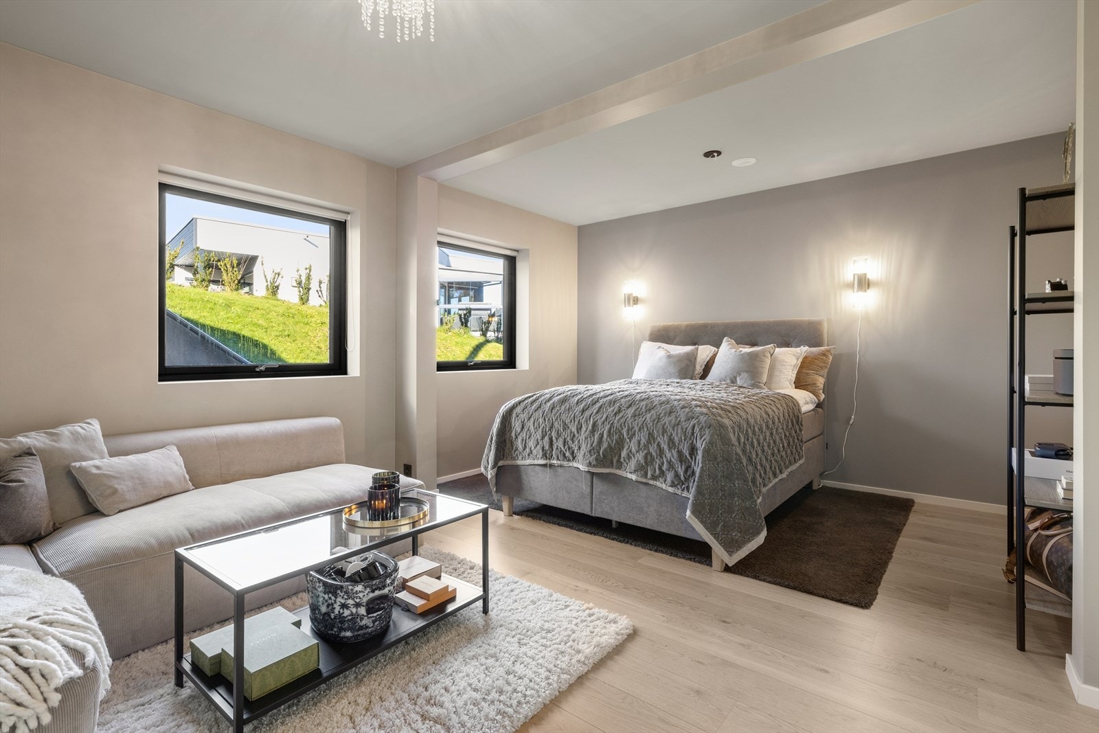 Det største soverommet i 1.etasje var tidligere adskilt med en lettvegg, så her kan man enkelt få et fjerde soverom ved behov. Galleribilde