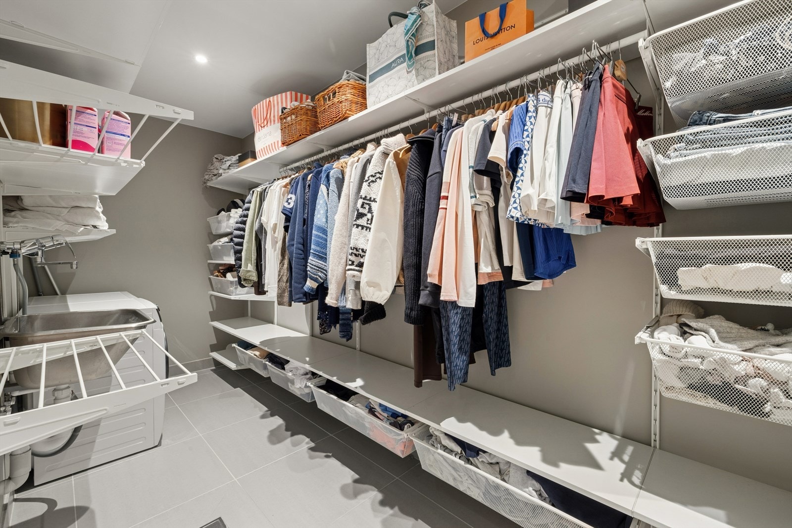 Det perfekte vaskerom - Opplegg for vaskemaskin og rikelig med oppbevaringsplass. Galleribilde