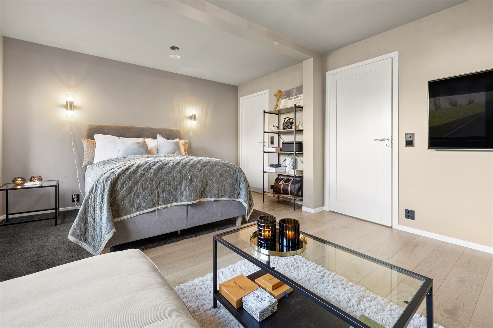 Soverommet passer perfekt - Enten du trenger det som ekstra tv-stue, soverom eller oppholdsrom for venner eller familie. Galleribilde