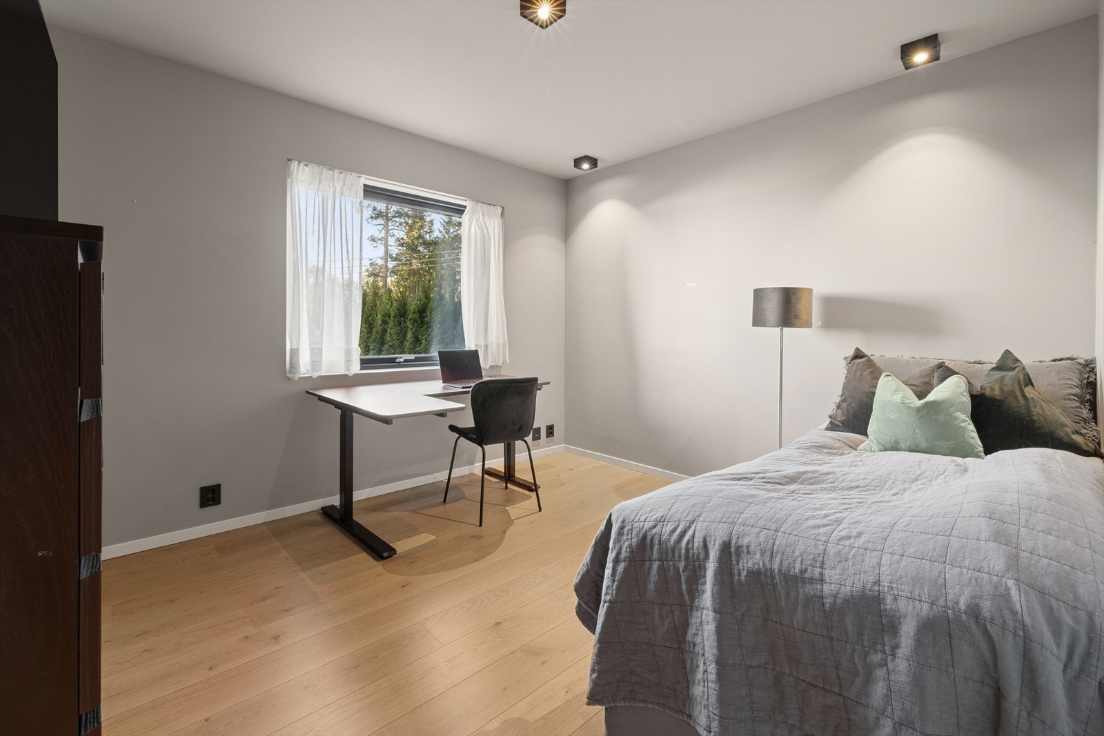 Soverom nr. 3 med god plass til dobbeltseng og tilhørende nattbord. Galleribilde