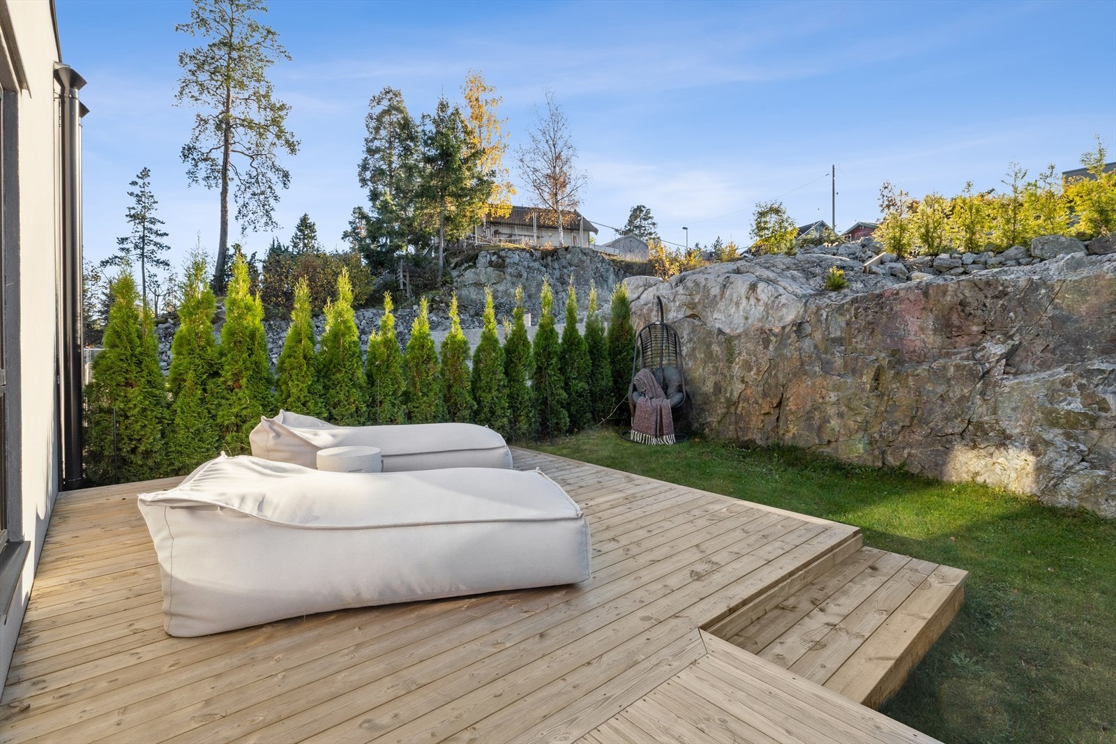 Nyere platting, som forlenger uteplassen. Galleribilde