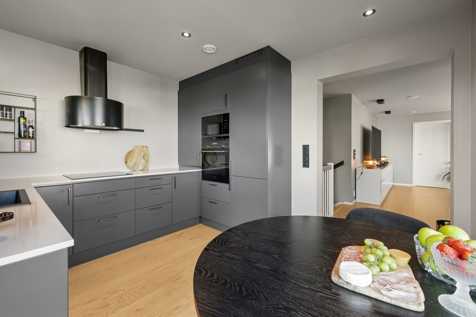 Det er god plass til spisebord på kjøkkenet. Galleribilde