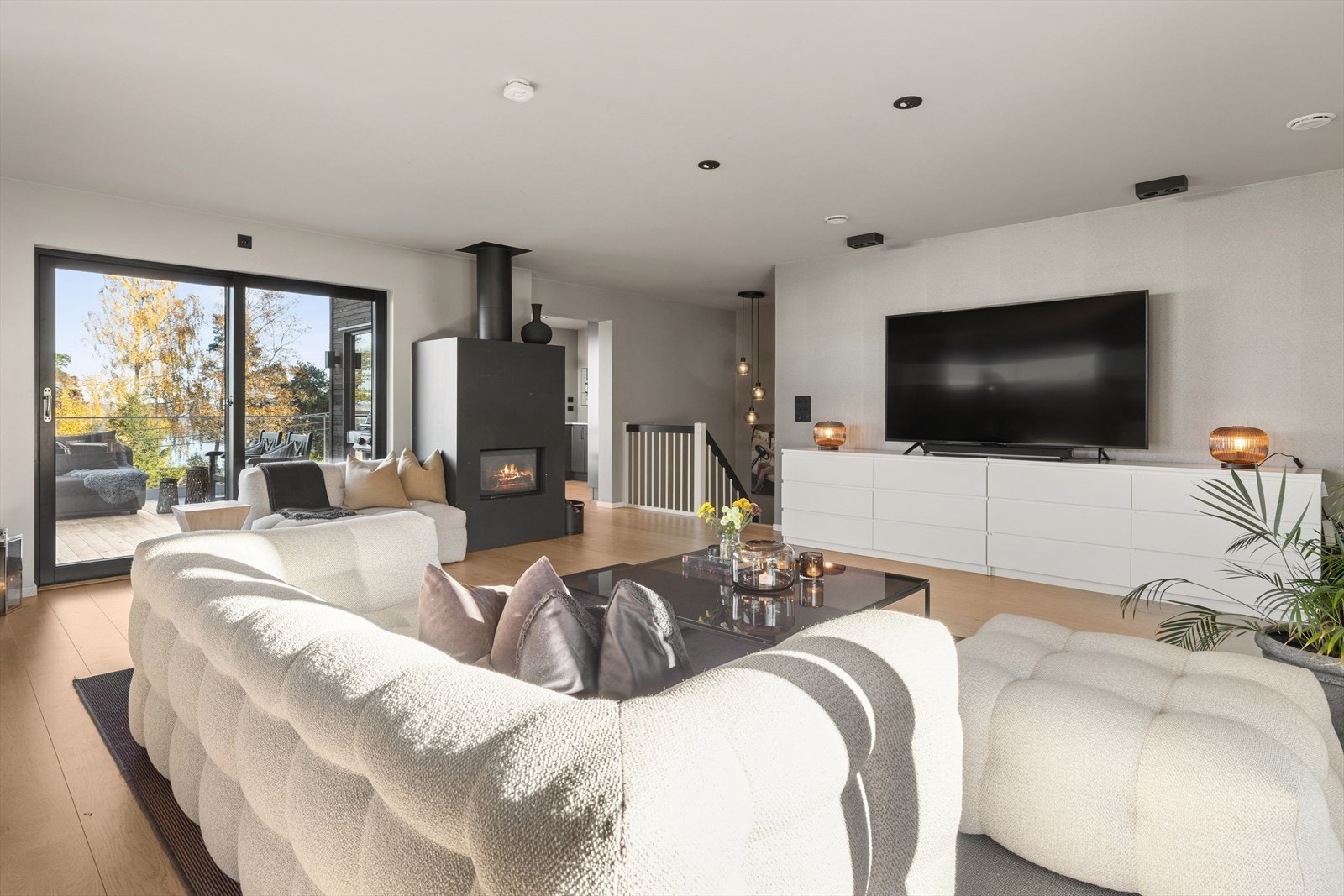 Lys og åpen stue, med peisovn for de kalde vinterdagene. Galleribilde