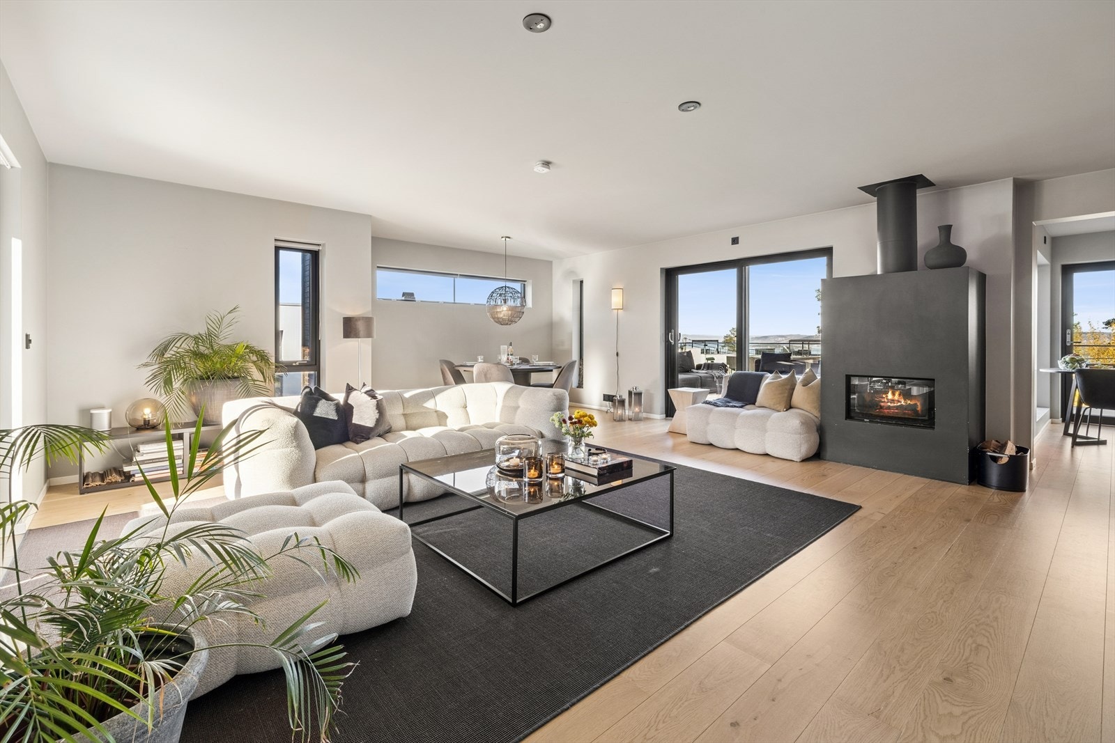 God plass til sofakrok, spisegruppe og ønsket TV-møblement. Galleribilde