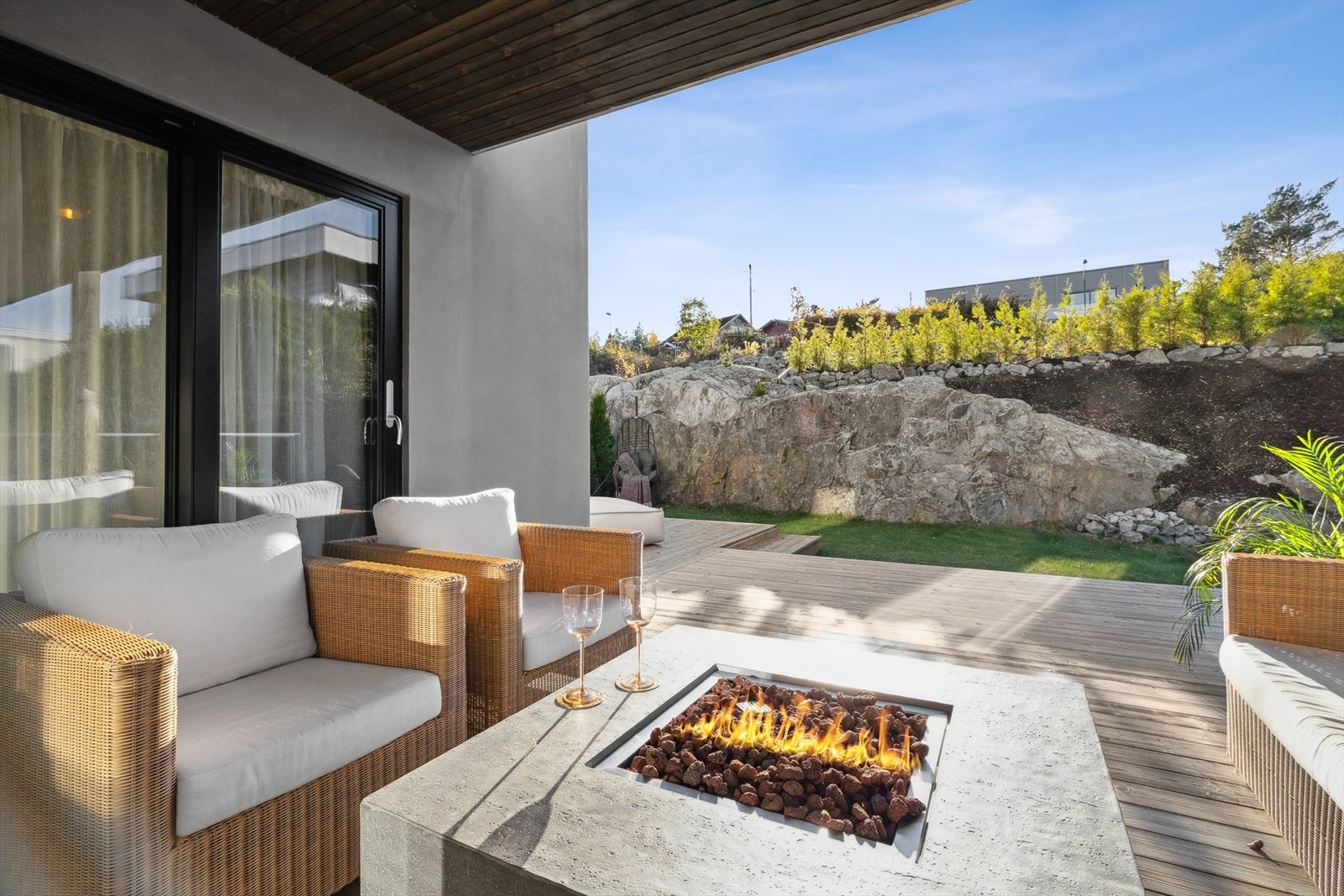 Uteområde på baksiden av boligen med både terrasse og hage. Galleribilde