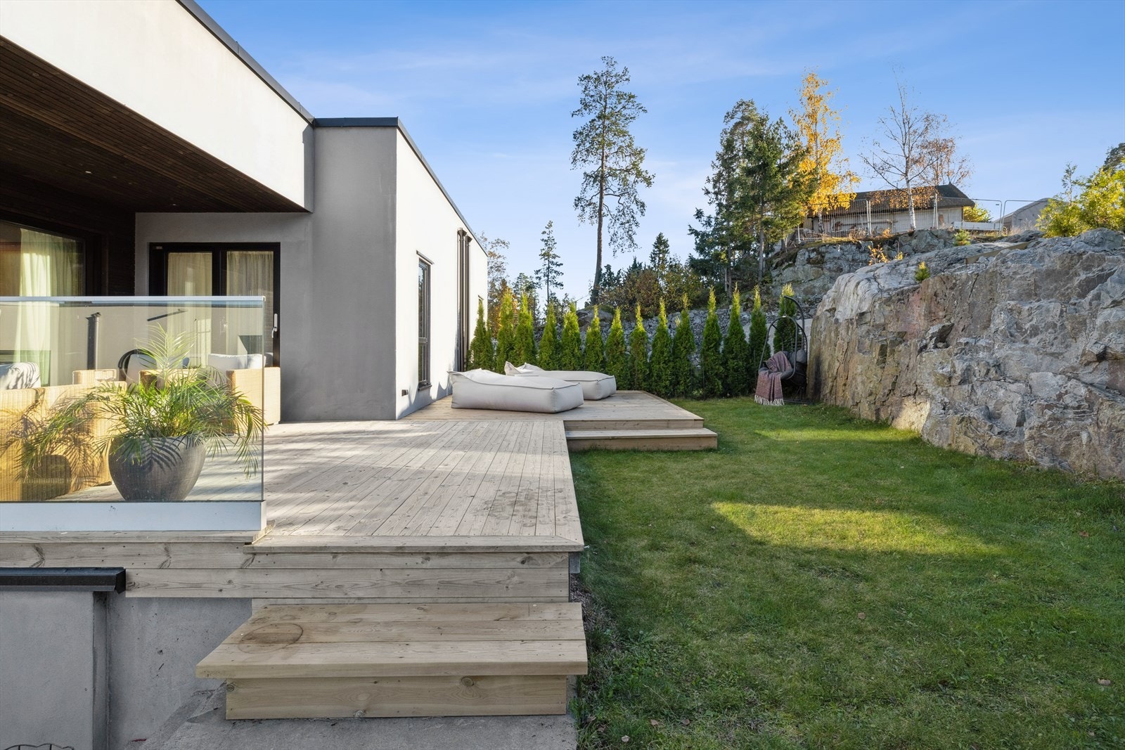 Hyggelig uteplass med forlenget terrasse og hage. Galleribilde