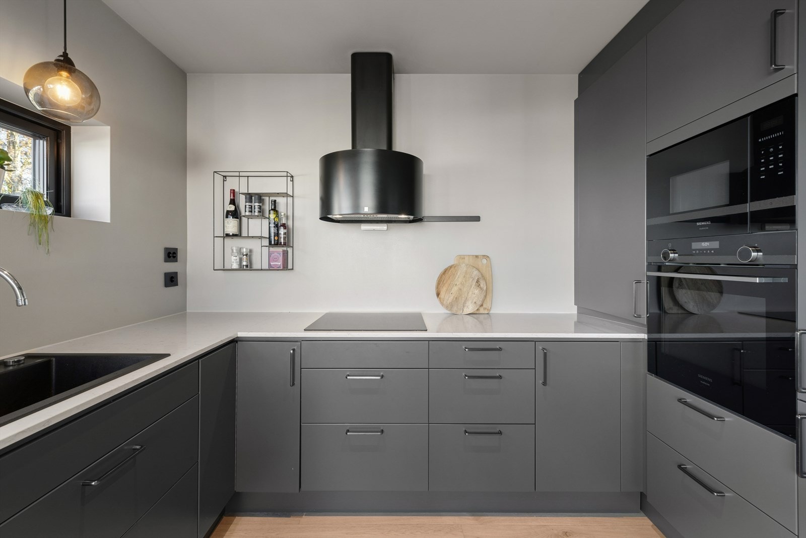 Kjøkkenet er utstyrt med integrerte hvitevarer som komfyr, platetopp, mikroovn, oppvaskmaskin og kombinert kjøl-/fryseskap. Galleribilde