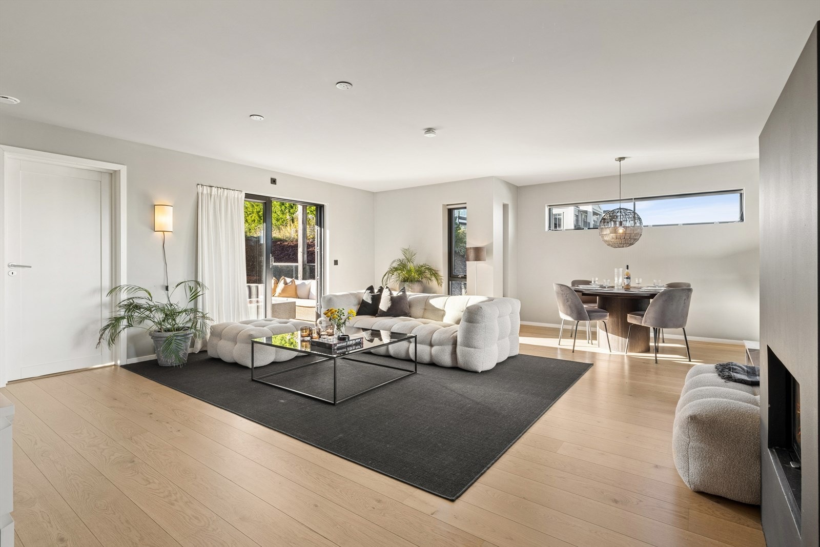 Fra stuen er det utgang til både balkong og terrasse. Galleribilde