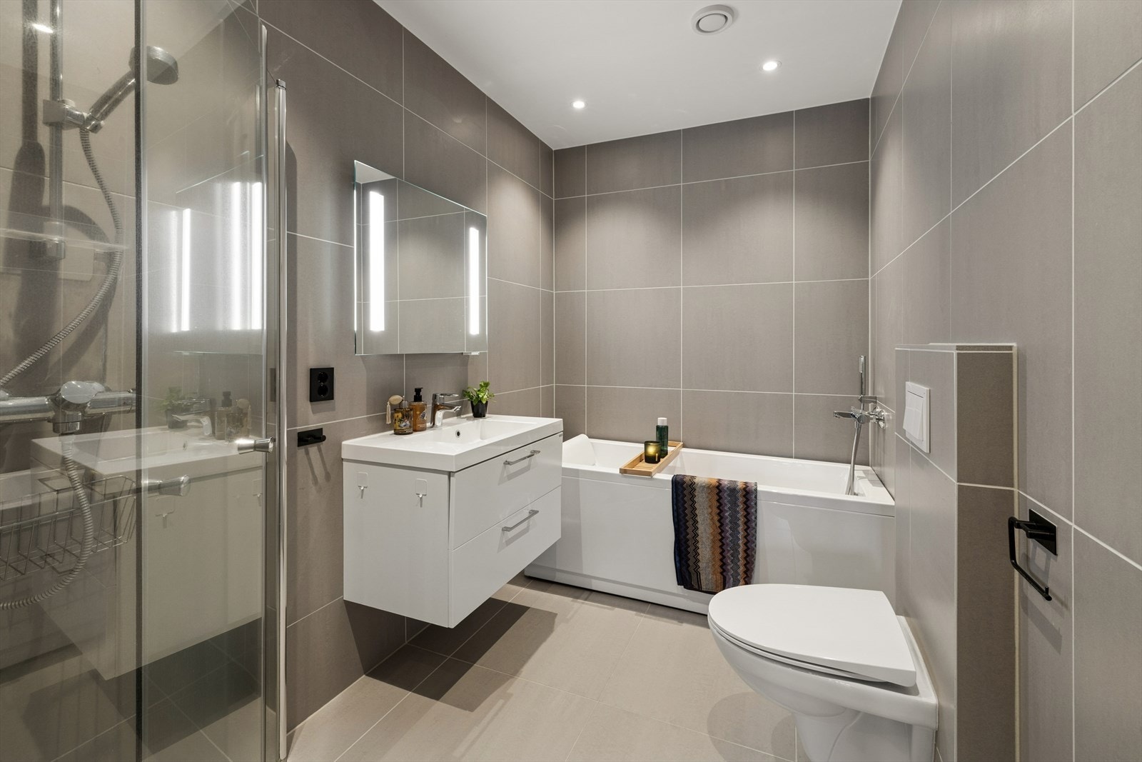 Lekkert, flislagt baderom med varmekabler. Galleribilde