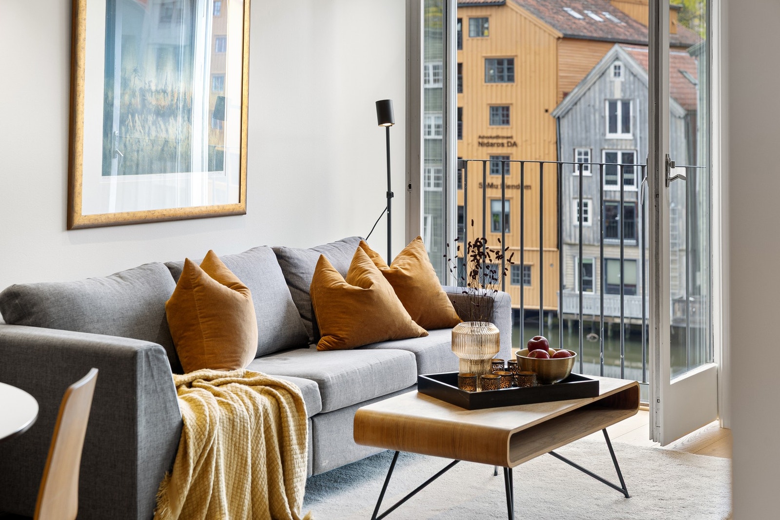 Dobbeldører ut mot den franske luftebalkongen. I stuen nyter du solen fra tidlig ettermiddag til ca. 21:00 på sommerstid. Galleribilde