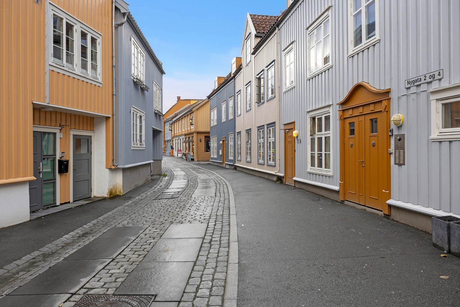 Leiligheten har fast parkeringsplass i oppvarmet garasjekjeller, i tillegg til en ekstern bod. Galleribilde