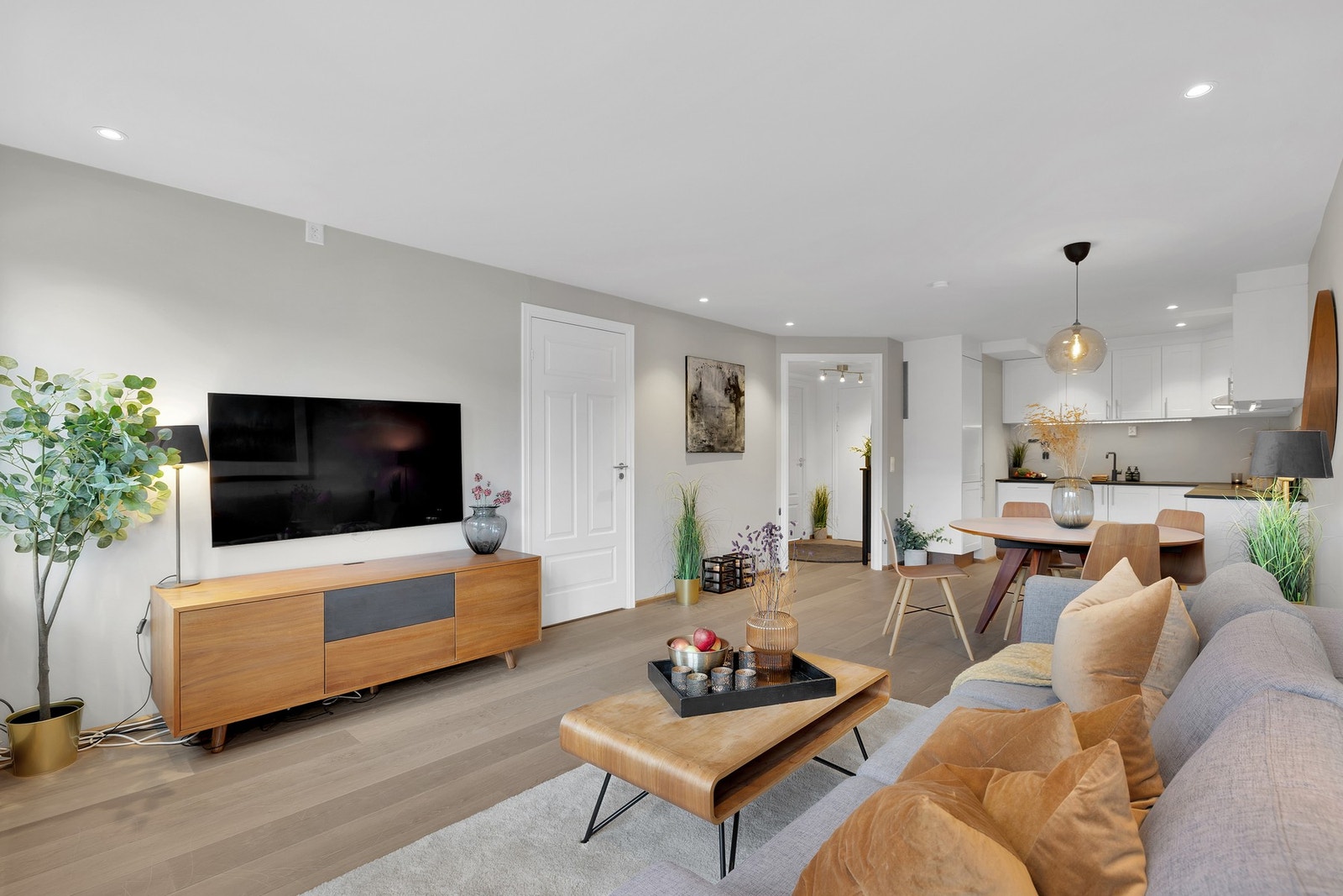 Bygget er opprinnelig fra 1993, men ble i 2010 totalrenovert - og leiligheten fremstår svært gjennomført med flere oppgraderinger i nyere tid. Galleribilde