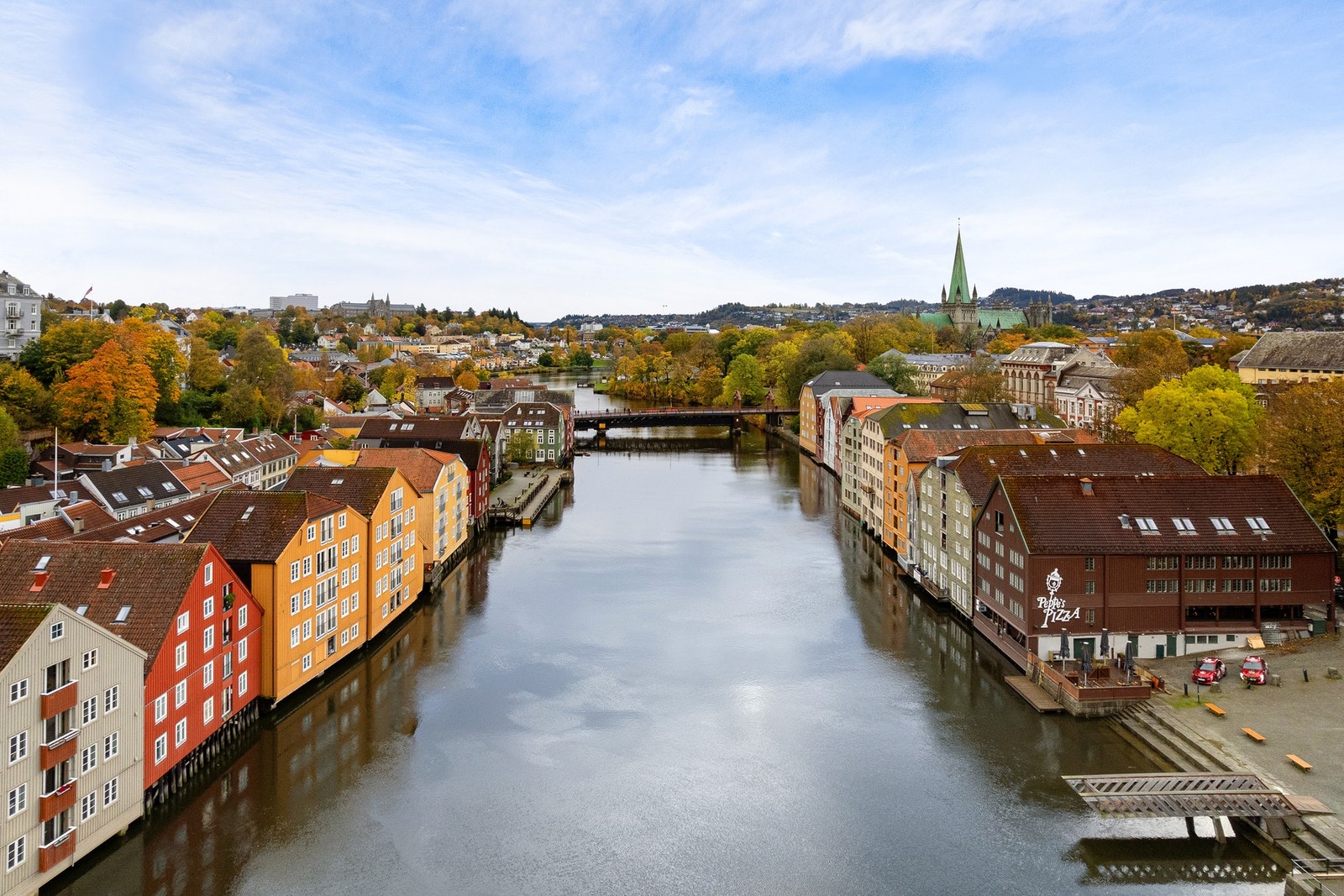 Leiligheten ligger i 4. etasje i de gule bryggene på venstre side. Galleribilde