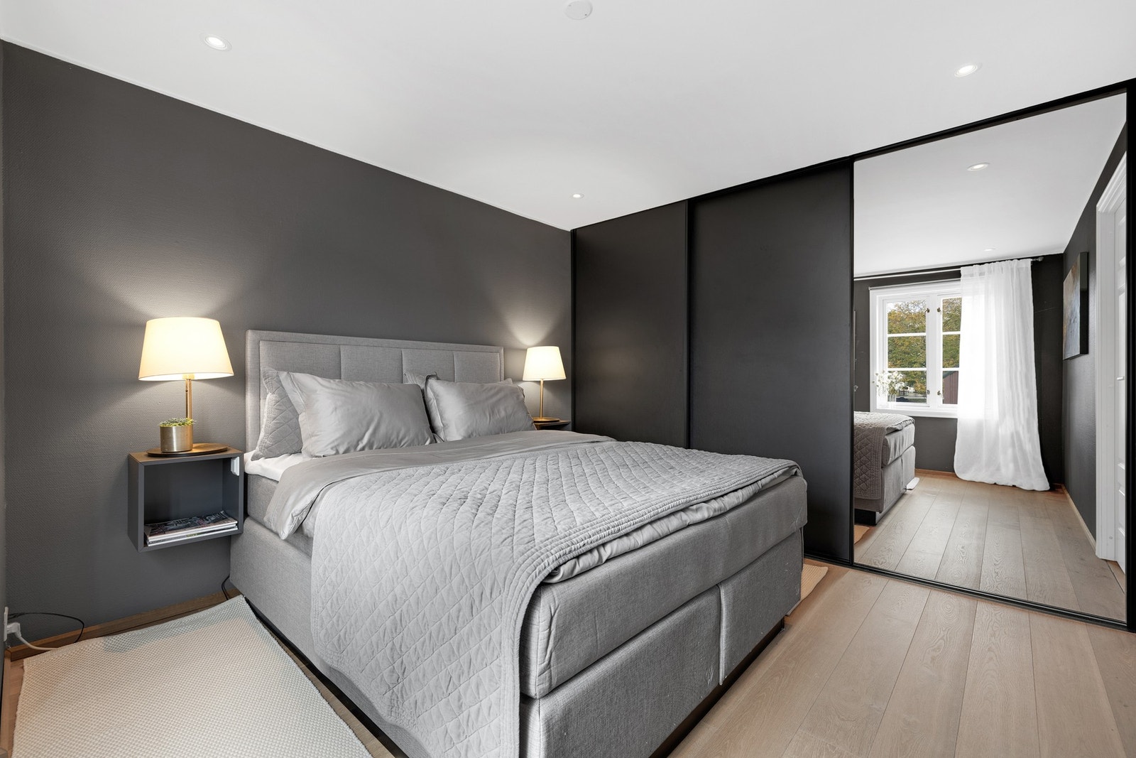 Soverommet har tilhørende garderobeskap fra 2019 med store skyvedører og speilfront. Galleribilde