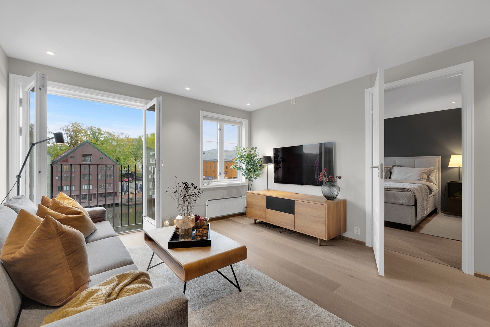 Både de store vindusflatene og beliggenheten i 4. etasje bidrar til leilighetens særegne og luftige atmosfære. Galleribilde