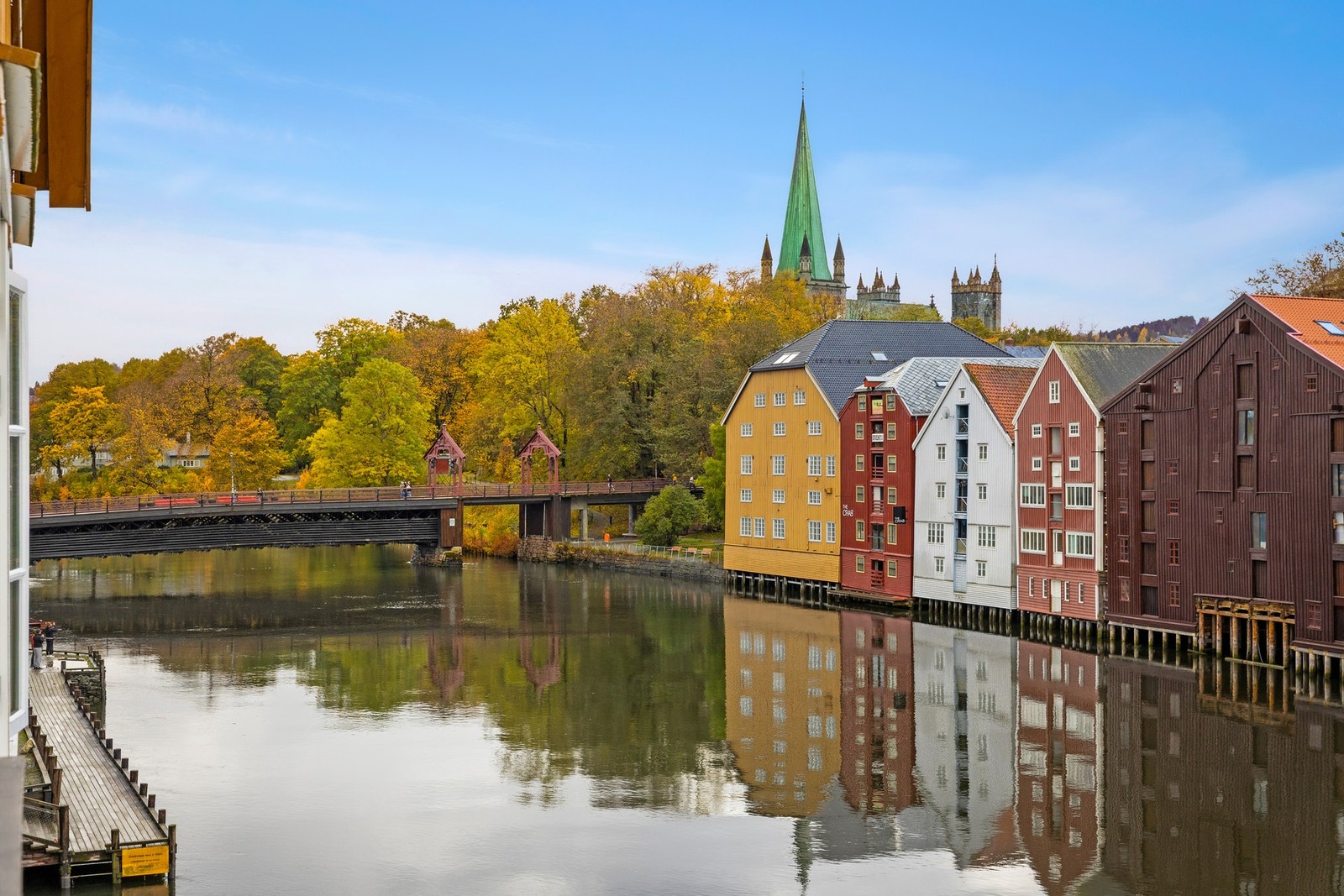 Herfra kan du nyte en usjenert utsikt mot Nidelva og Nidarosdomen - et av Trondheims mest ikoniske byrom. Galleribilde