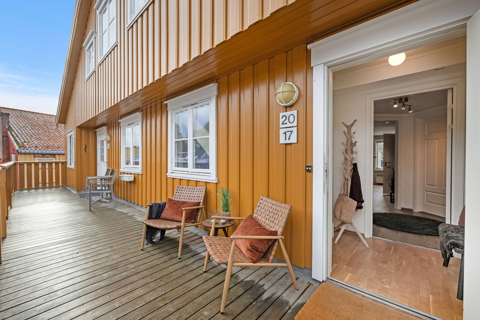 Utenfor entréen har du en hyggelig uteplass med plass til utemøblement. Galleribilde