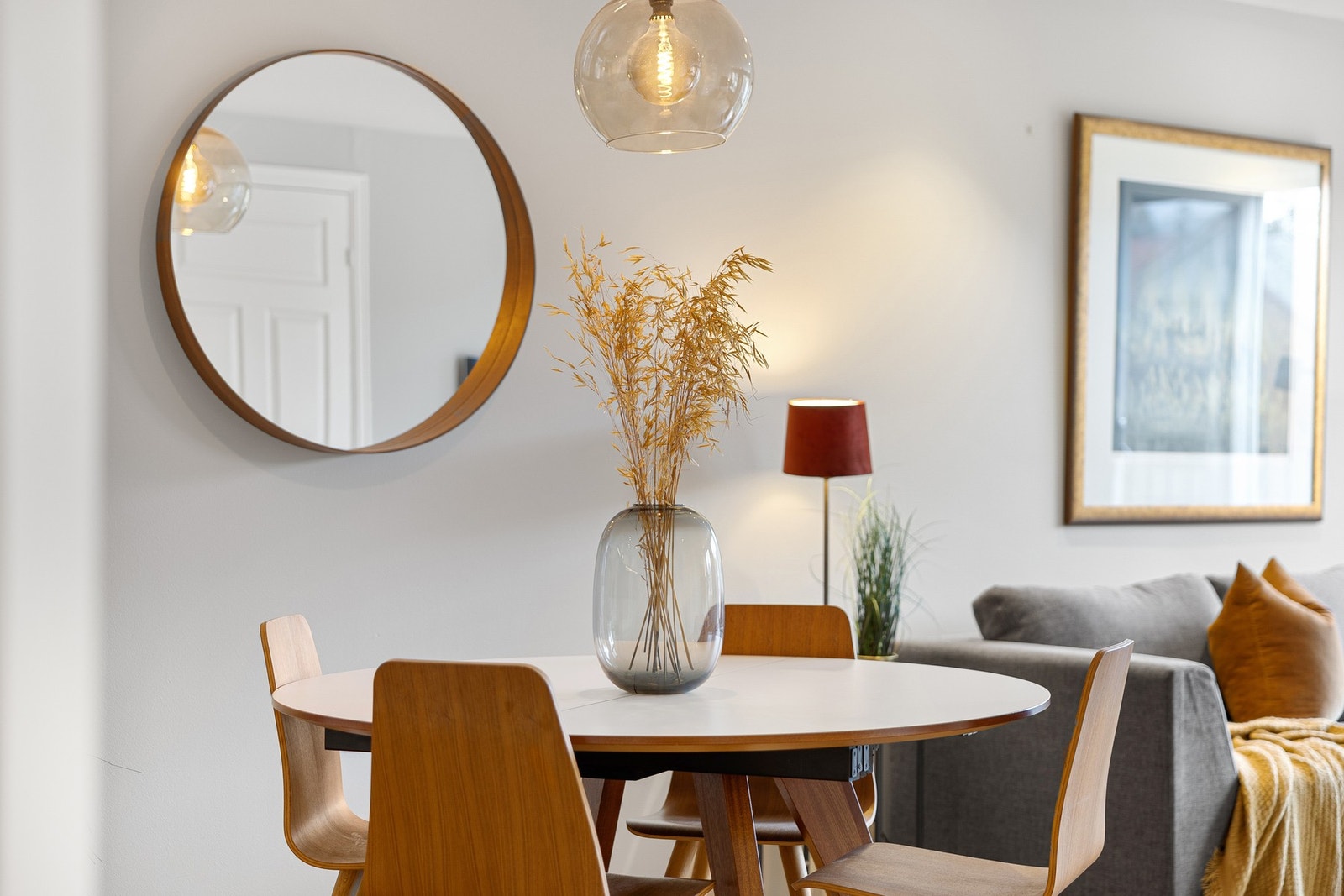 Spisebordet finner sin naturlige plass i overgangen mellom stuen og kjøkkenet. Galleribilde