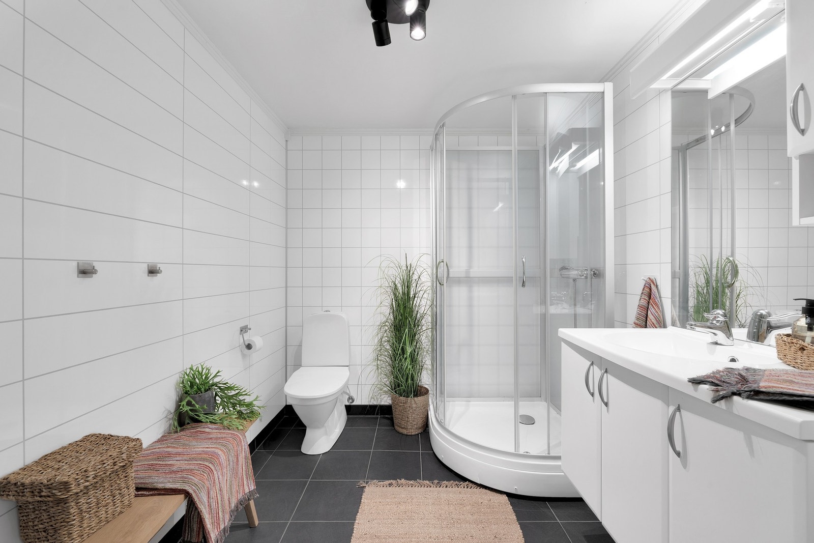 Flislagt bad fra 2010 på 5,5 kvm med varmekabler i gulv. Galleribilde