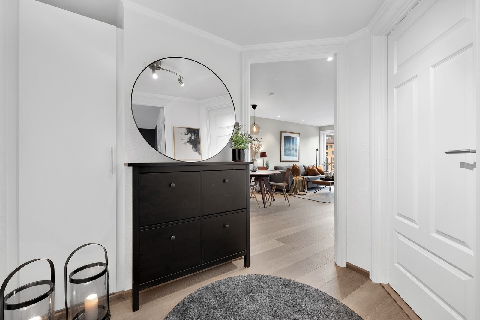 Lys og innbydende entré med oppbevaring i garderobeskap og skoskap. Galleribilde