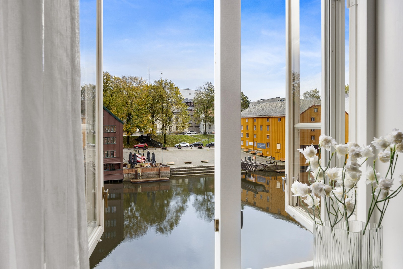 Flott utsyn mot Nidelva fra soveromsvinduet. Galleribilde