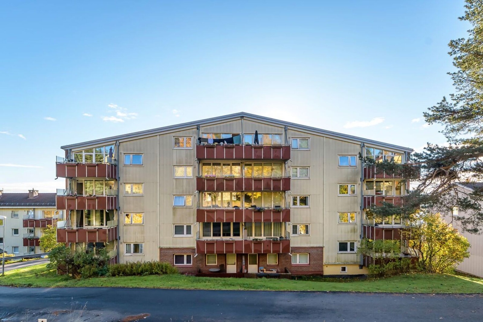 Velholdt fasade i et rolig og etablert boligområde. Galleribilde