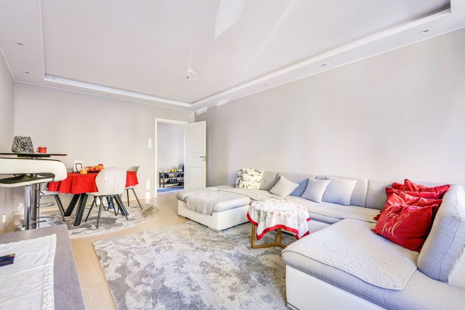 Åpen og sosial sone med god plass til både sofa- og spisegruppe. Galleribilde
