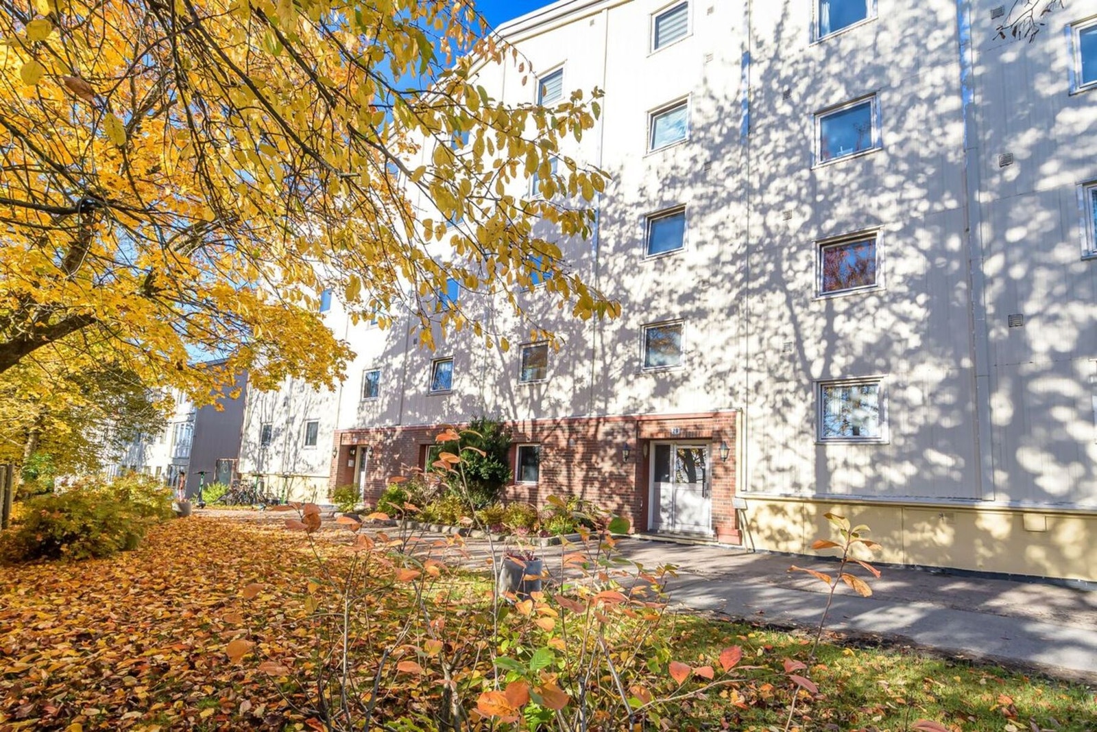 Trivelig inngangsparti med pent opparbeidet adkomstvei. Galleribilde