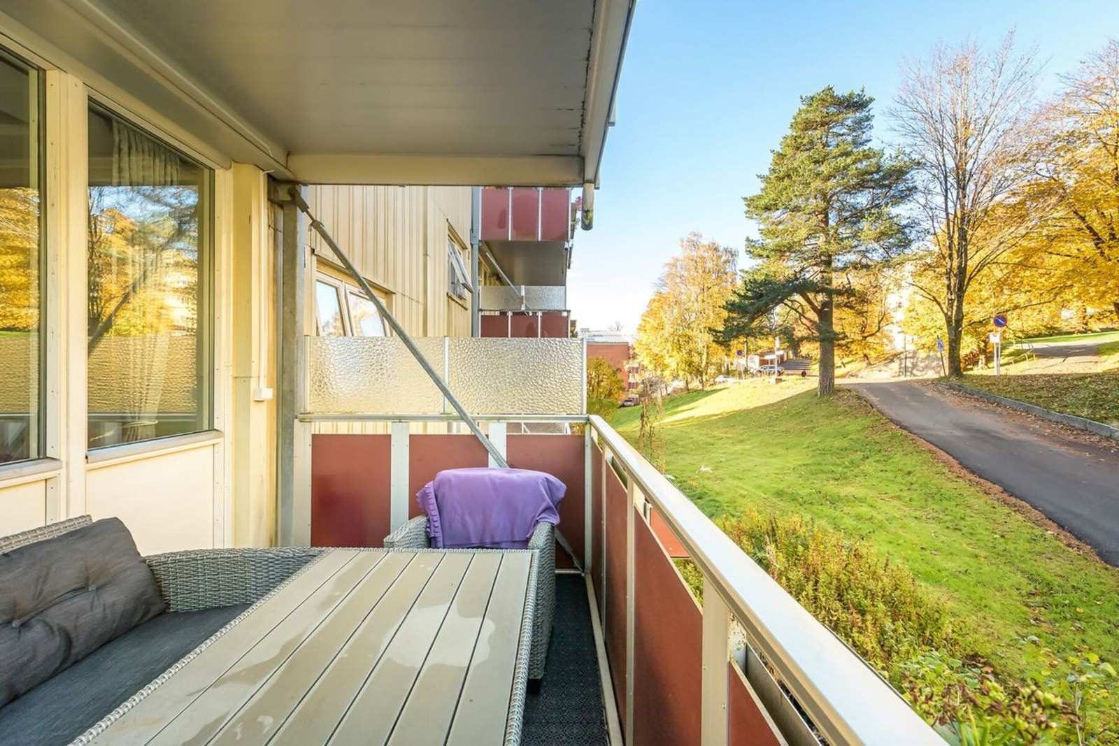 Overbygd balkong med plass til utemøbler, perfekt for morgenkaffen eller sene sommerkvelder. Galleribilde