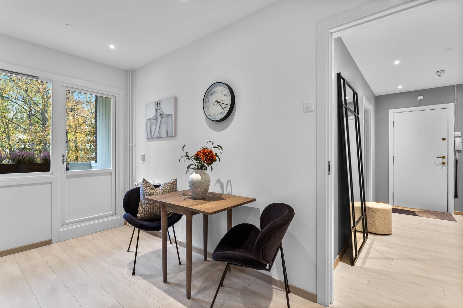 Romslig kjøkken med plass til en liten spiseplass - perfekt for morgenkaffen. Galleribilde