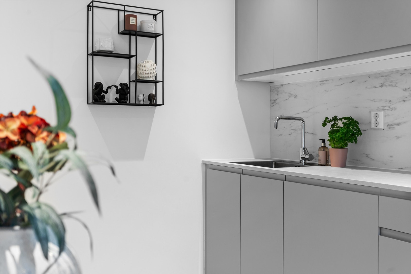 Det er montert kitchen boards på vegg over benk samt belysning under overskapene. Galleribilde