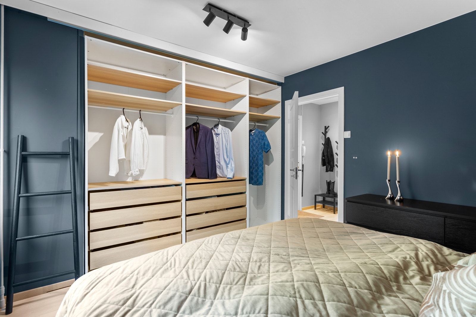 Garderobeskapet fra IKEA, ble byttet i 2021 og gir rikelig med oppbevaring. Boligen disponerer også to boder for ekstra lagringsplass. Galleribilde