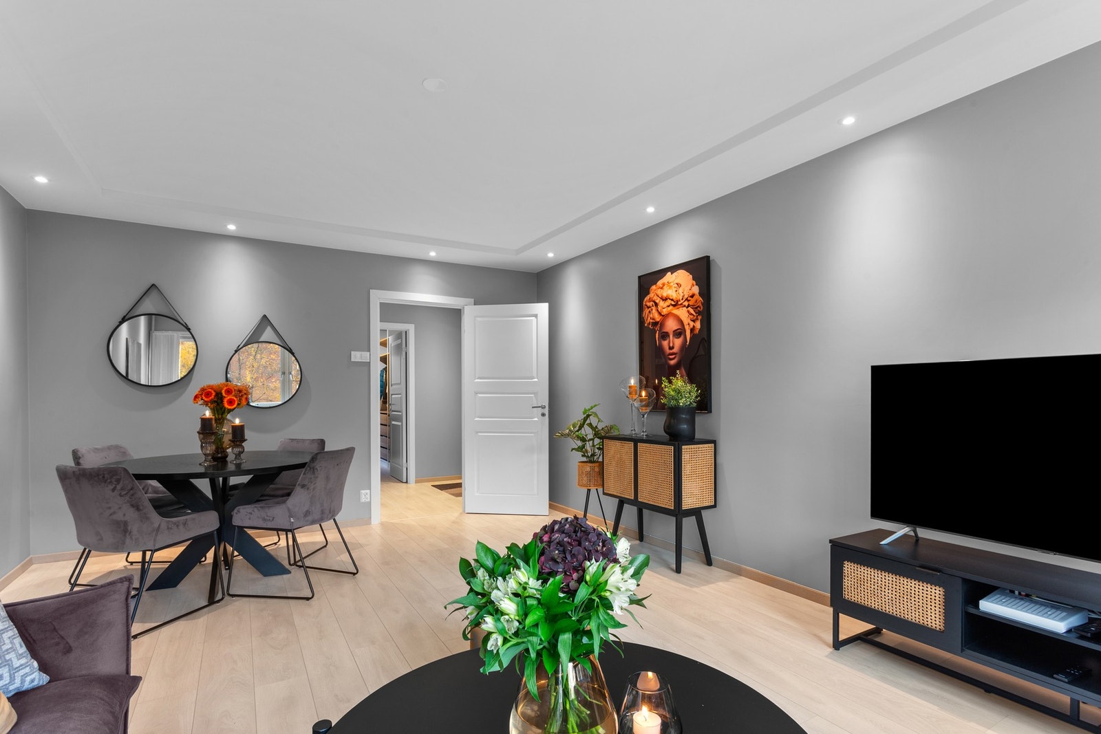 Her er det rom for fleksibel møblering med spise- og sofagruppe, ideelt for både hverdagsliv og sosiale stunder. Galleribilde
