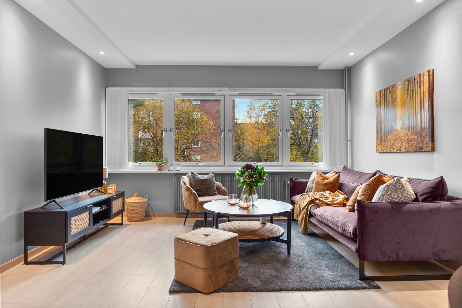 I 2021 ble stuen oppgradert med downlights, som gir en behagelig og stemningsfull belysning. Galleribilde