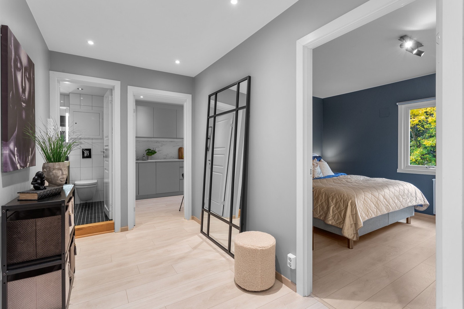 Romslig entré med gjennomgående laminatgulv og senket tak i både gang og kjøkken med downlights gjort i 2021. Galleribilde
