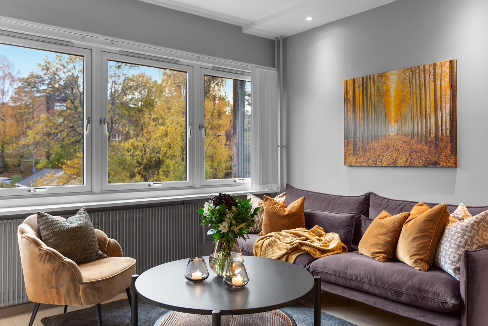 Stuen er romslig med store vindusflater som slipper inn rikelig med naturlig lys. Galleribilde
